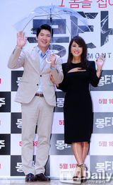 组图：严正花露胸黑裙性感宣传新片《蒙太奇》