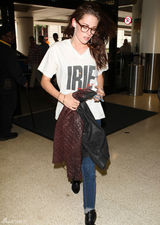 组图：斯图尔特率性装现身机场 赶赴多伦多影展