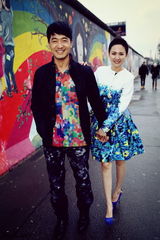 组图：郭晓冬程莉莎柏林街拍 手牵手过情人节