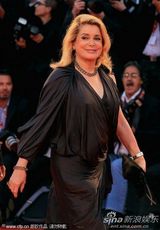 高清图：《傀儡》首映 凯瑟琳-德纳芙大派香吻