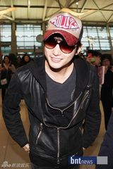 组图：宋承宪韩孝珠亮相机场 将出席MAMA颁奖礼