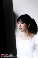 组图：宋慧乔对话韩媒 白衣飘飘纯净美好