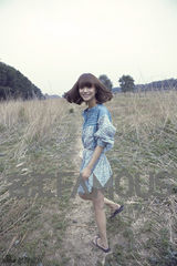 组图：王珞丹登《风尚志》封面 转变风格展现个性