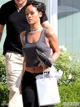 组图：蕾哈娜打赢官司心情好 真空背心激凸逛街