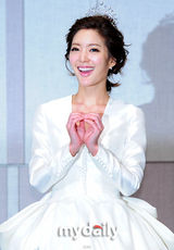 组图：韩国女星徐智英大婚 身披婚纱出席新闻发布会