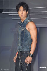 组图：吴尊秀健硕身材否认已婚 田馥甄展露性感曲线