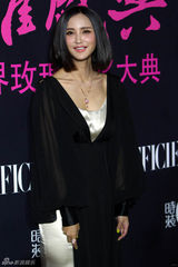 组图：张歆艺露美背 深V长裙性感高贵女神范