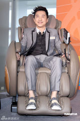 幻灯图集：庾澄庆代言按摩椅 否认和伊能静复合