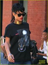 组图：蕾哈娜戴黑超街头闲逛 霸气金链子绕颈