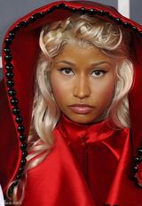 高清图：格莱美红毯妮基-米纳什红色修女装抢眼