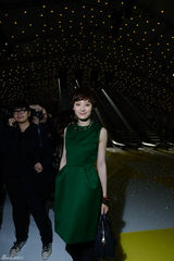 组图：孙俪绿裙清新亮相巴黎时装周优雅看秀