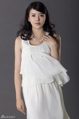 组图：张璇清纯写真公开 白裙飘飘仙女范儿足