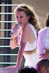 幻灯图集：凯莉-米洛化身希腊女神 台上骑猛男