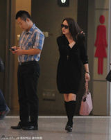 组图：杨钰莹独自现身机场 墨镜遮面裙装亮相