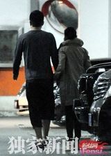 组图：刘若英携男性友人深夜按摩 同回公寓