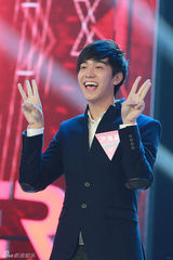 组图：快男严禹豪放弃复活赛 台上卖萌电力足