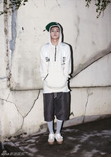 组图：EXO后续曲将公开 曝时尚个性街拍大片