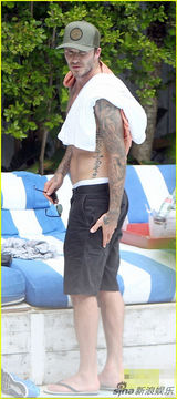 组图：贝克汉姆半裸日光浴 表情享受不忘卖萌