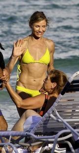 组图：卡麦隆-迪亚兹海边度假 比基尼秀结实腹肌