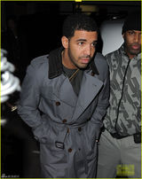 组图：蕾哈娜与男友约会 一路低头猛走面有不悦