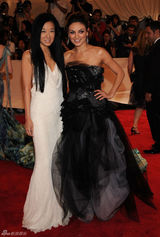 高清组图：纽约大都会庆典 米拉-库尼斯秀黑色纱裙