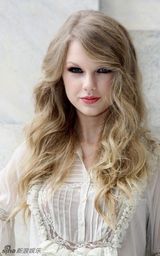 组图：泰勒-斯威夫特亮相米兰时装周装扮甜美