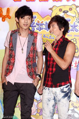 幻灯组图：周笔畅耍酷扮可爱 棒棒堂平底锅当贺礼 