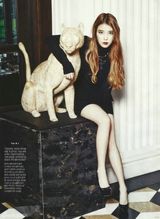 组图：韩歌手IU杂志写真 甜心妹子秀美腿