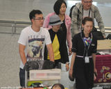 组图：董洁素颜戴礼帽显娇小 面挂笑容不停热聊