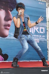 组图：汪东城摇滚风会歌迷 否认与炎亚纶有心结