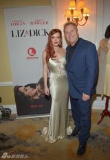 组图：林赛-罗韩低胸曳地长裙亮相新片首映