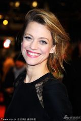 组图：海克-玛卡琪镂空长裙性感亮相电影节