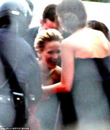 组图：詹妮弗-劳伦斯抹胸裙娇艳似火 现场跌倒