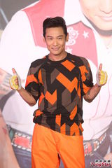 组图：杜德伟罗志祥相见欢 台上搞笑玩互亲