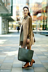 组图：曾泳醍假日街拍 笑容清爽化身享乐女王