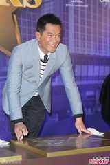 组图：朱茵产后首现身剪彩 曝女儿改名黄莺