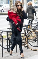 组图：维多利亚抱女儿小七现身巴黎街头