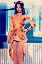 组图：凯蒂佩里化身狮子王 爆乳短裙头饰呆萌