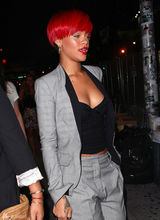 高清组图：蕾哈娜红发西装亮相 弯腰泄春光