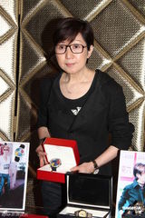 组图：梅艳芳10日冥寿 百余歌迷举行派对纪念