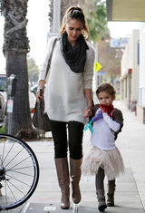 高清组图：杰西卡-阿尔芭街拍白色毛衣搭配长靴