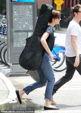 组图：安妮-海瑟薇背吉他现身片场文艺范十足