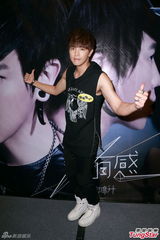 组图：黄鸿升送女粉丝拥抱 望交港女友学广东话