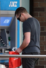 高清图：沃辛顿与女友返悉尼 机场悠闲购物