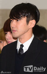 组图：SJ利特送别至亲悲痛欲绝 始源等团员抬棺