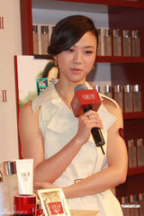 组图：汤唯代言活动清爽知性 结婚生子一切随缘