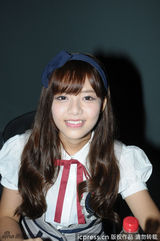 组图：SNH48亮相上海嘟嘴卖萌 与粉丝一一握手