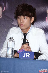 组图：NUEST四缺一抵台开唱 卖萌撒娇钓粉丝