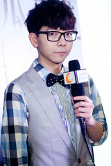 组图：胡夏专辑发布会 美女粉丝现场送熊抱