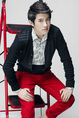 组图：季肖冰曝时尚写真 帅气迷人显型男本色